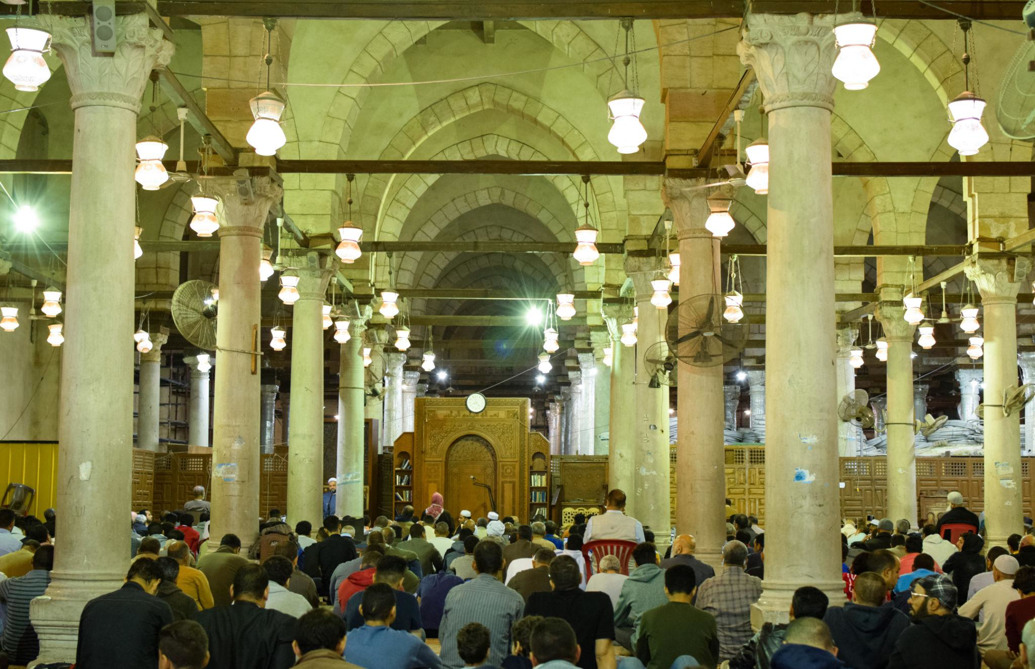 فضل صلاة التراويح في العشر الأواخر من رمضان.. لماذا كان النبي يحيي الليل كله؟